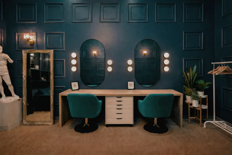 Camerino con espejos e iluminación