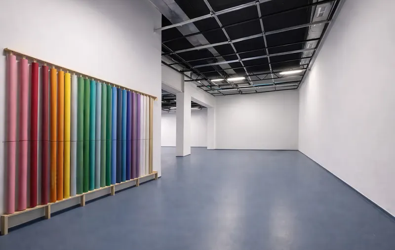 Plató 1 — espacio diáfano en blanco