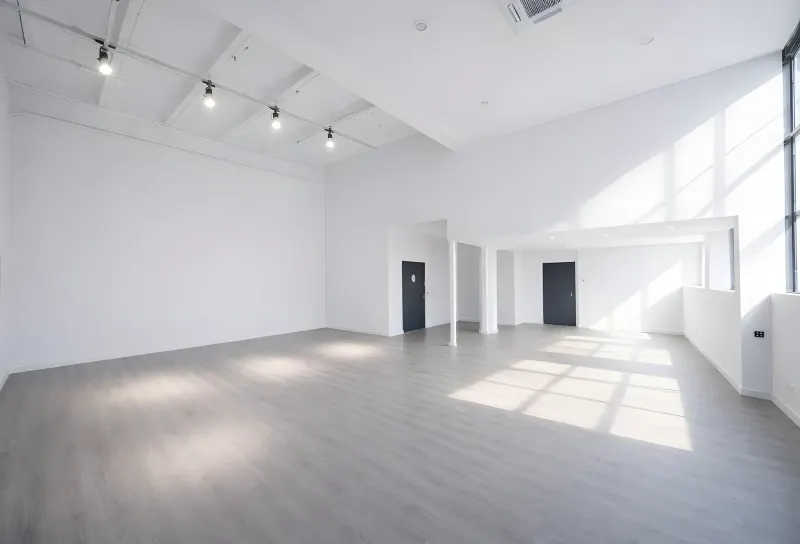 Plató 2 — espacio diáfano con luz natural